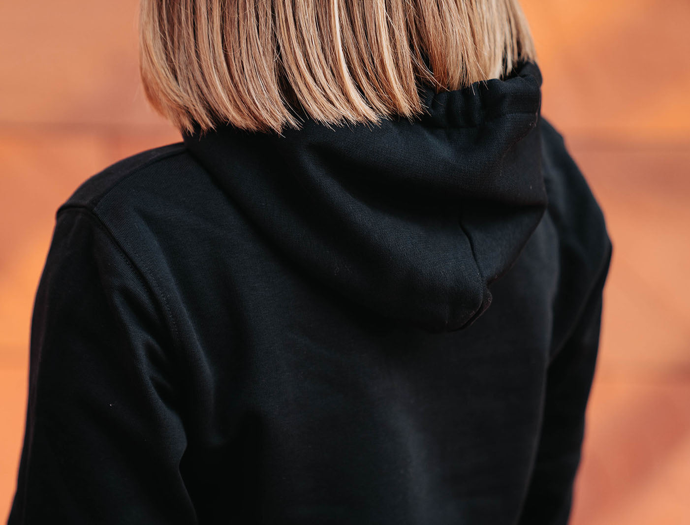 Close-up van een zwarte hoodie.