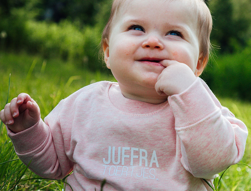 Roze sweater voor baby's met opdruk JUFFRATOERTJES.