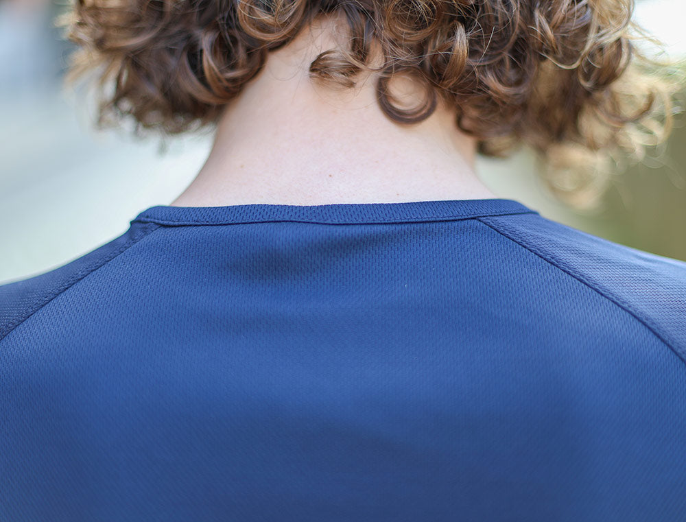Close-up van een blauwe loopshirt.