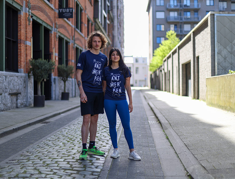 Een man en een vrouw met een blauwe loopshirt.