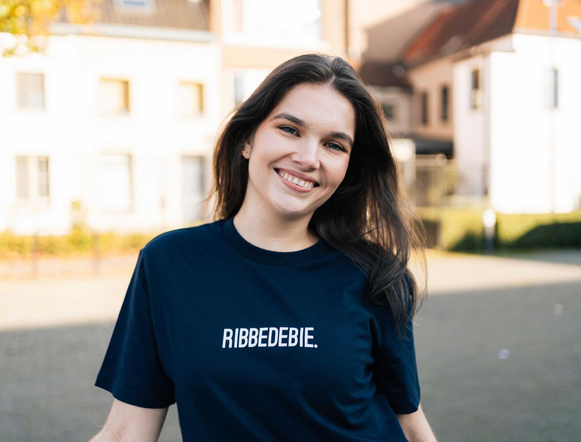 Vrouw met een donkerblauwe T-shirt met opdruk RIBBEDEBIE.