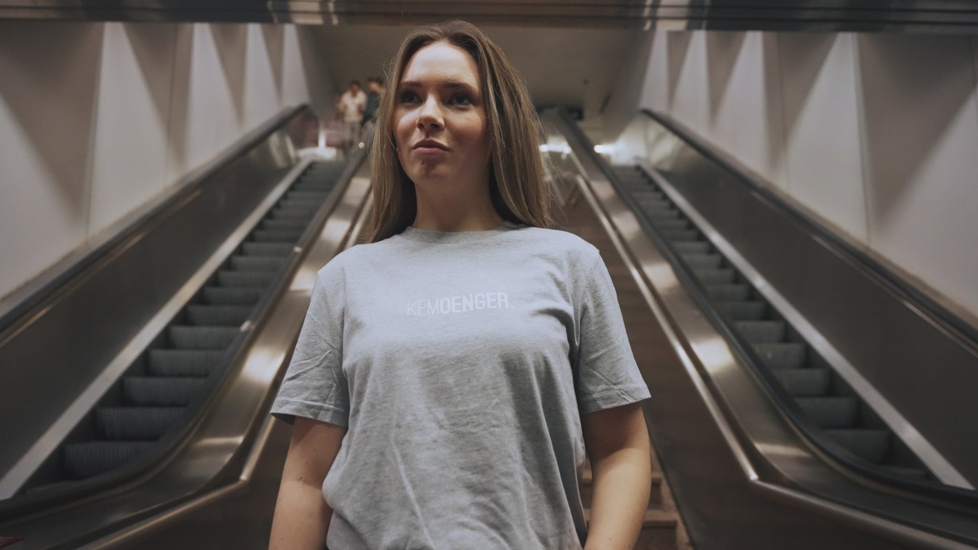 KEMOENGER. Grijze T-shirt van KLEIR.