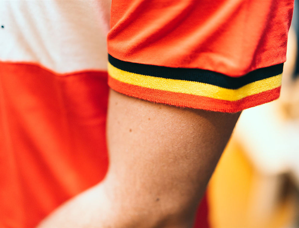 Close-up van pasvorm aan de arm van rode T-shirt