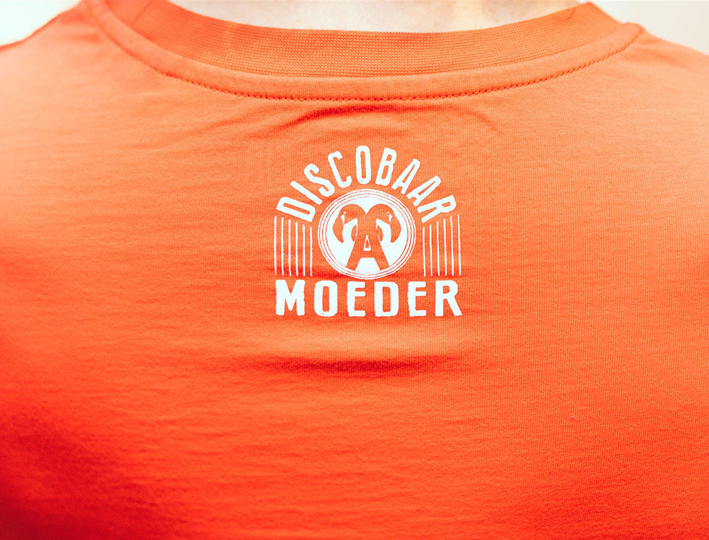 Close-up van logo Discobaar A Moeder op achterkant van rode T-shirt 