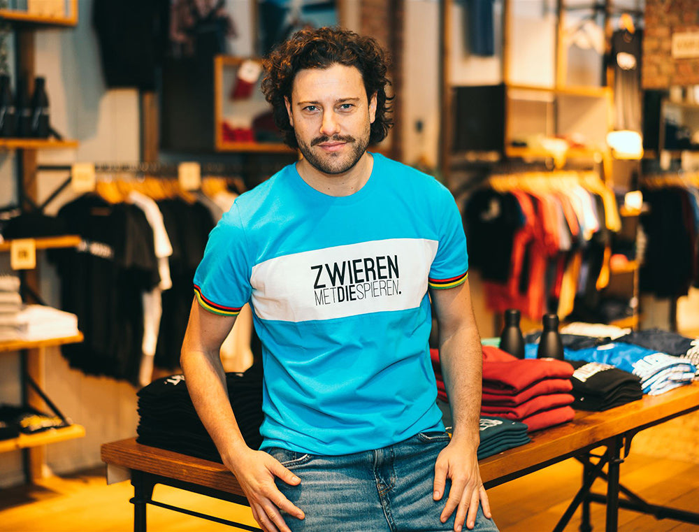 Man met blauwe T-shirt met opdruk ZWIEREN METDIESPIEREN.