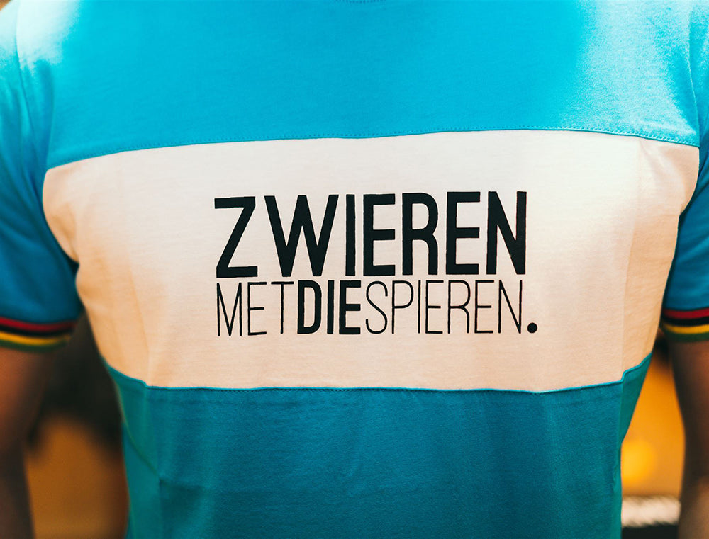 Close-up van blauwe T-shirt met opdruk ZWIERENMETDIESPIEREN.