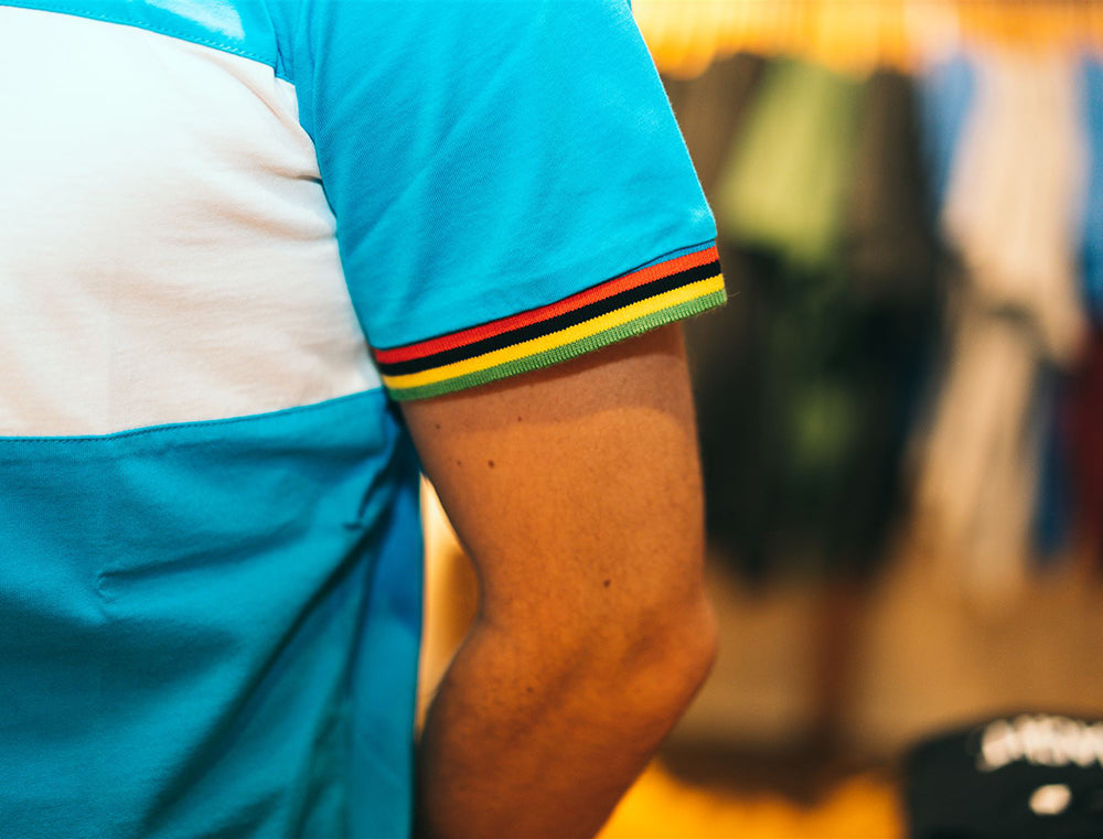 Close-up van pasvorm van blauwe T-shirt met opdruk ZWIEREN METDIEPSIEREN.