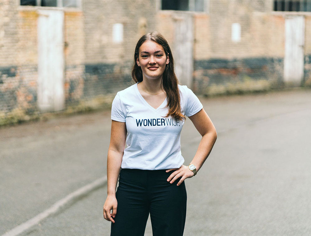 Vrouw met een witte T-shirt met opdruk WONDERWIJF.