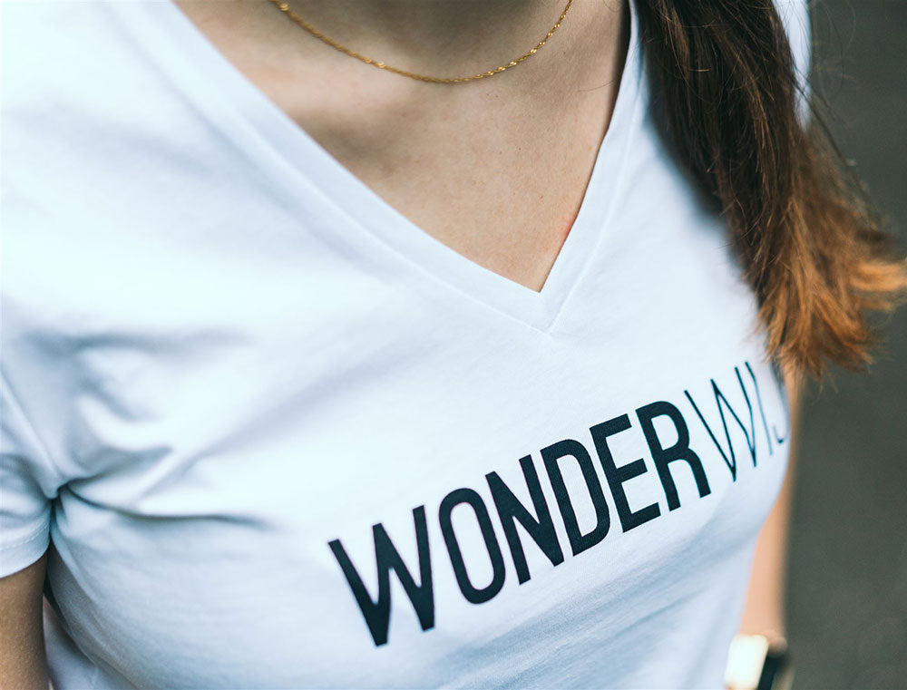 Close-up van een witte T-shirt met opdruk WONDERWIJF.