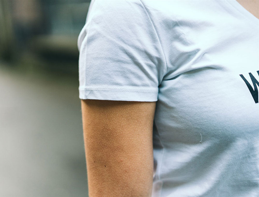 Close-up van een witte T-shirt.