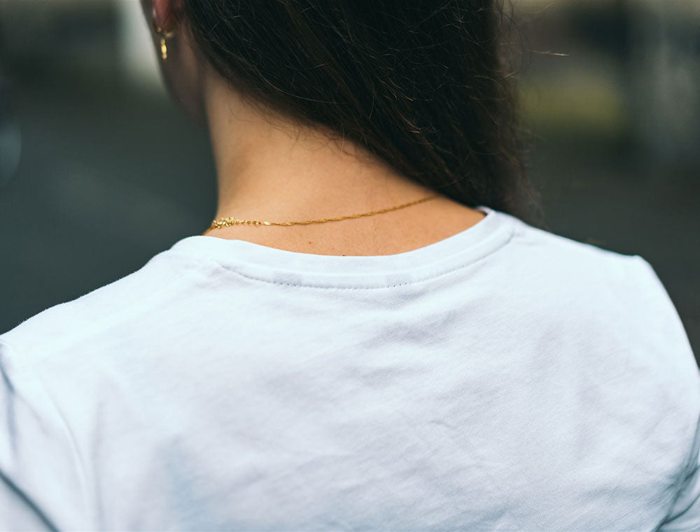 Close-up van een witte T-shirt.
