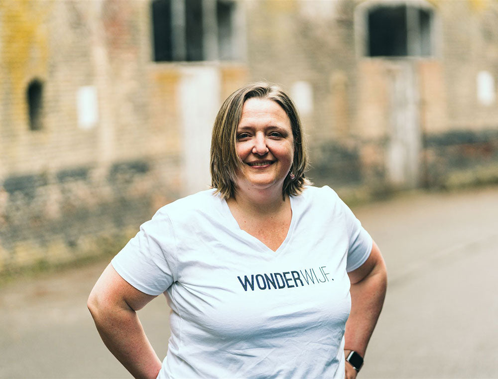 Vrouw met een witte T-shirt met opdruk WONDERWIJF.