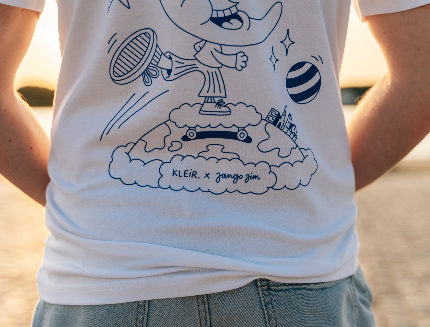 Close-up van een witte T-shirt met een tekening van Jango Jim 'Janneke maan'