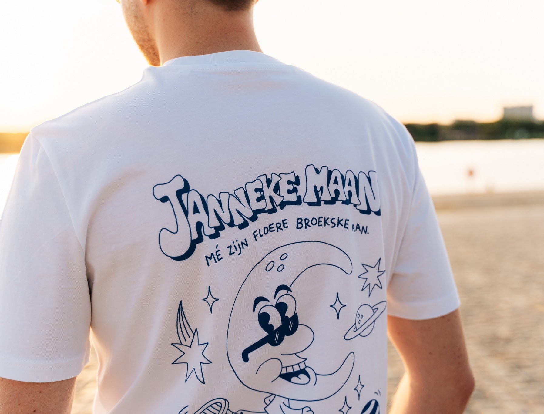 Close-up van een witte T-shirt met een tekening van Jango Jim 'Janneke maan'