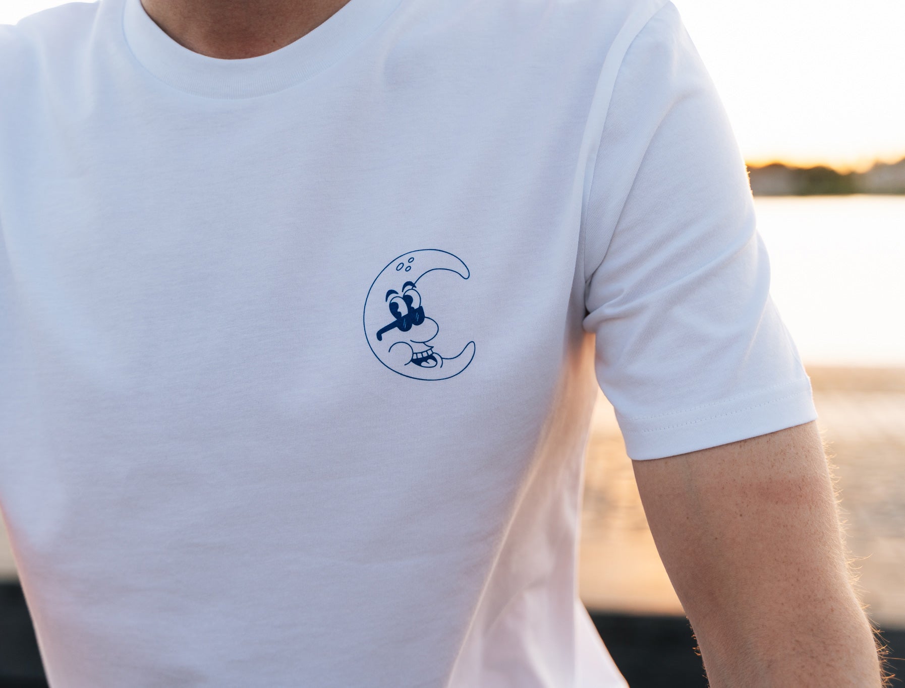 Close-up van een witte T-shirt met een tekening van Jango Jim 'Janneke maan'