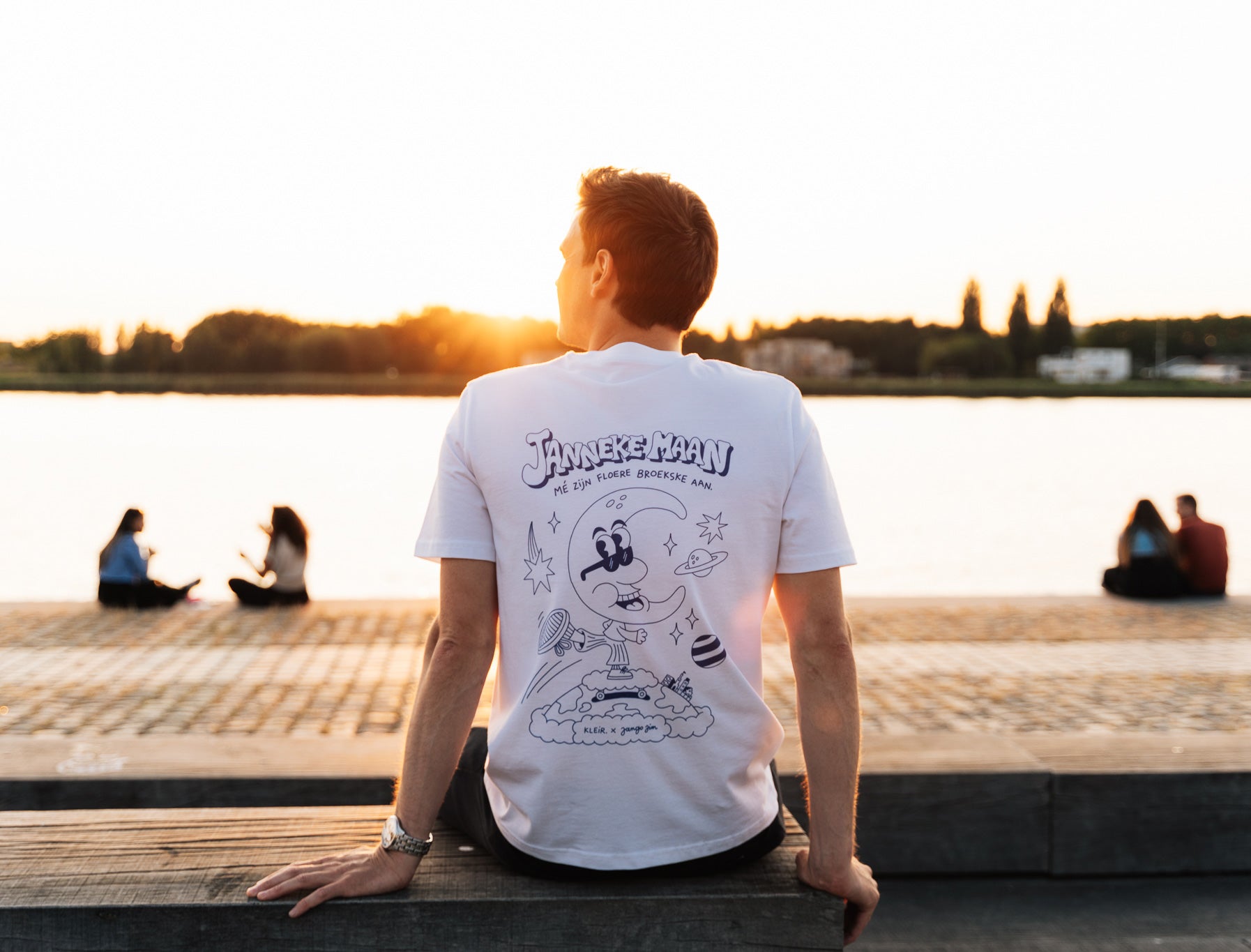 Man met een witte T-shirt met een tekening van Jango Jim 'Janneke maan'
