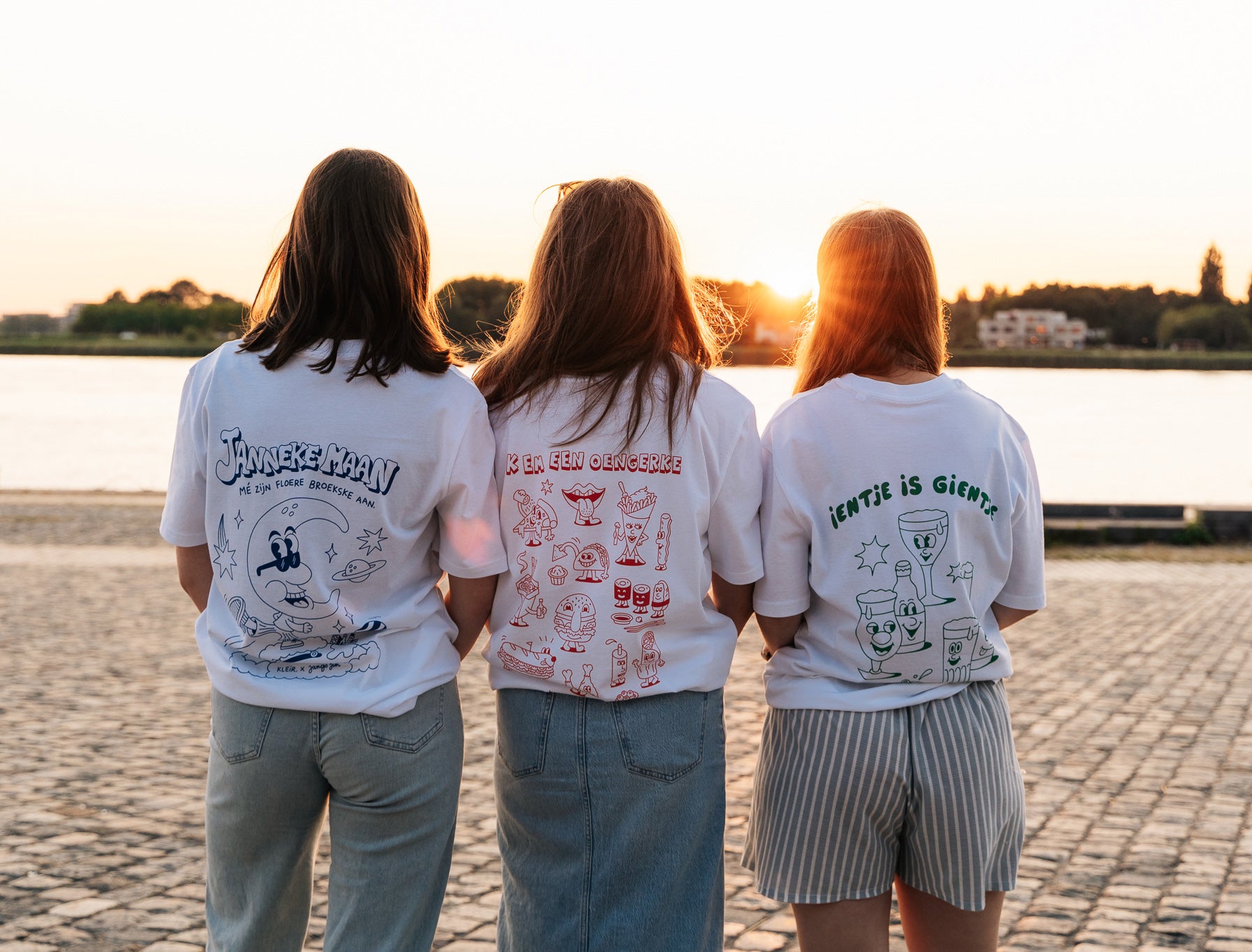 3 vrouwen met de 3 t-shirts met de tekeningen van Jango Jim