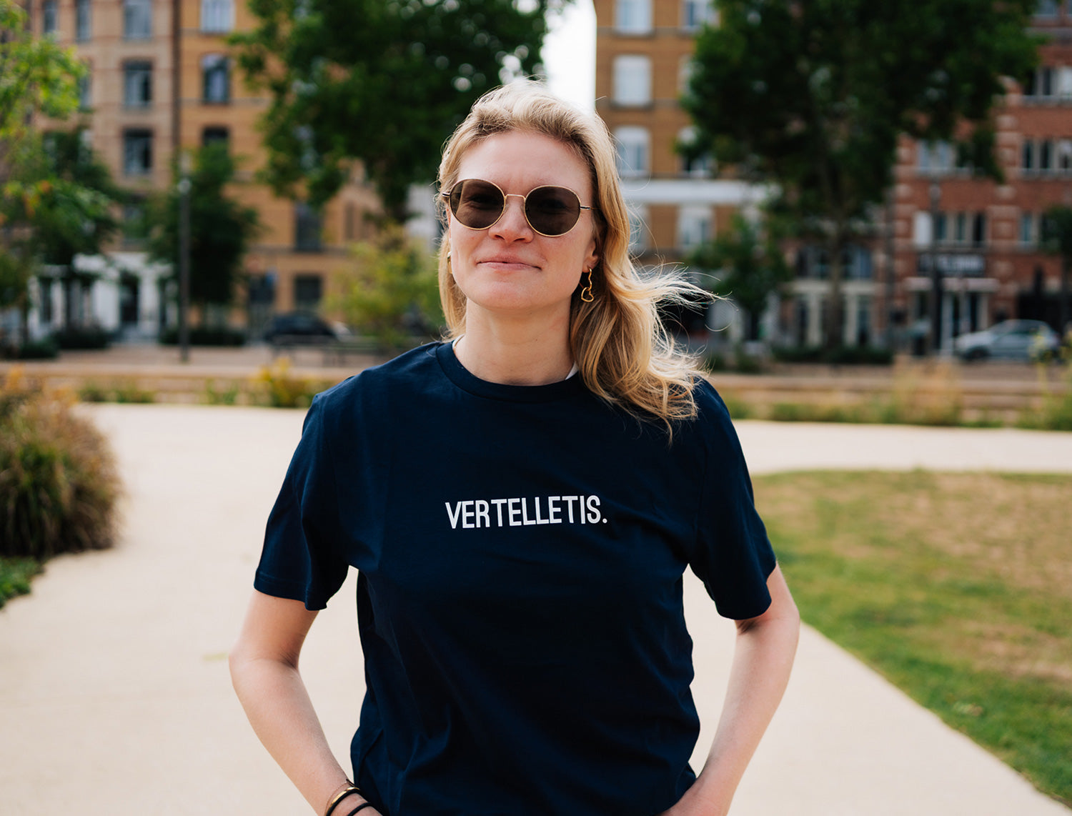 Jonge vrouw met een donkerblauwe T-shirt met opdruk VERTELLETIS.