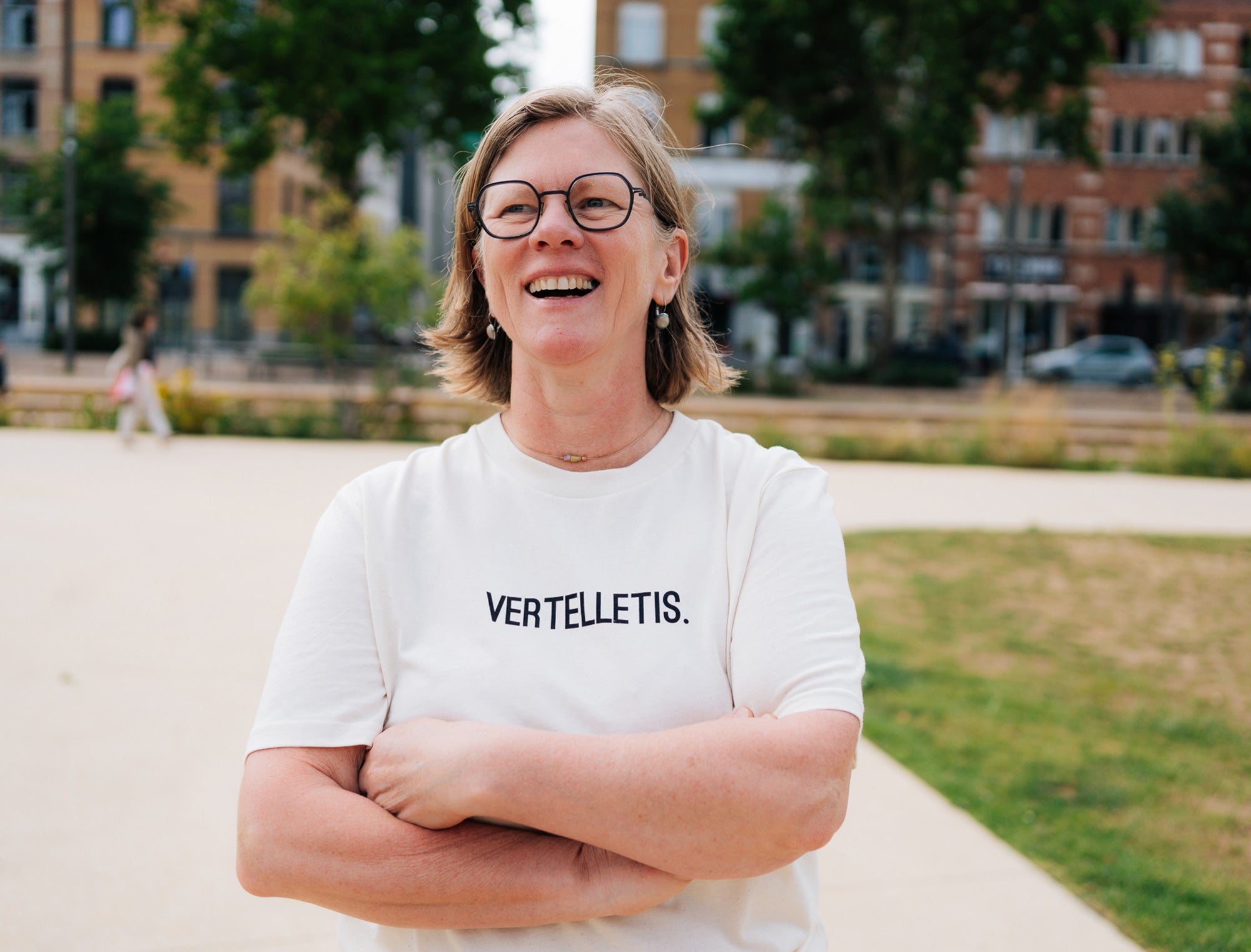 Vrouw met een natural T-shirt met opdruk VERTELLETIS.