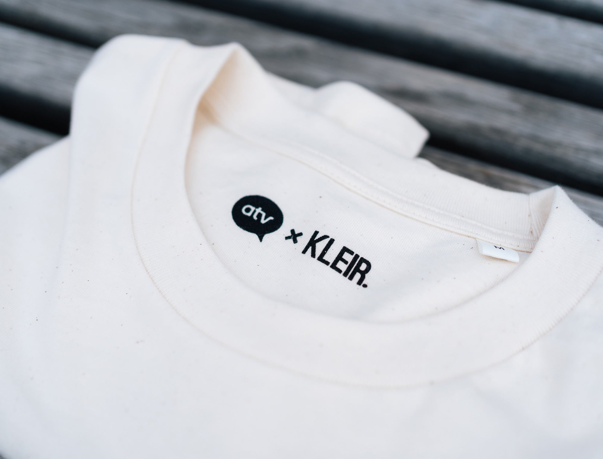 Close-up van een natural T-shirt met opdruk VERTELLETIS.