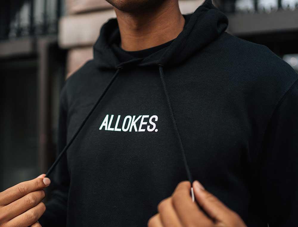 Man met zwarte hoodie met opdruk ALLOKES.