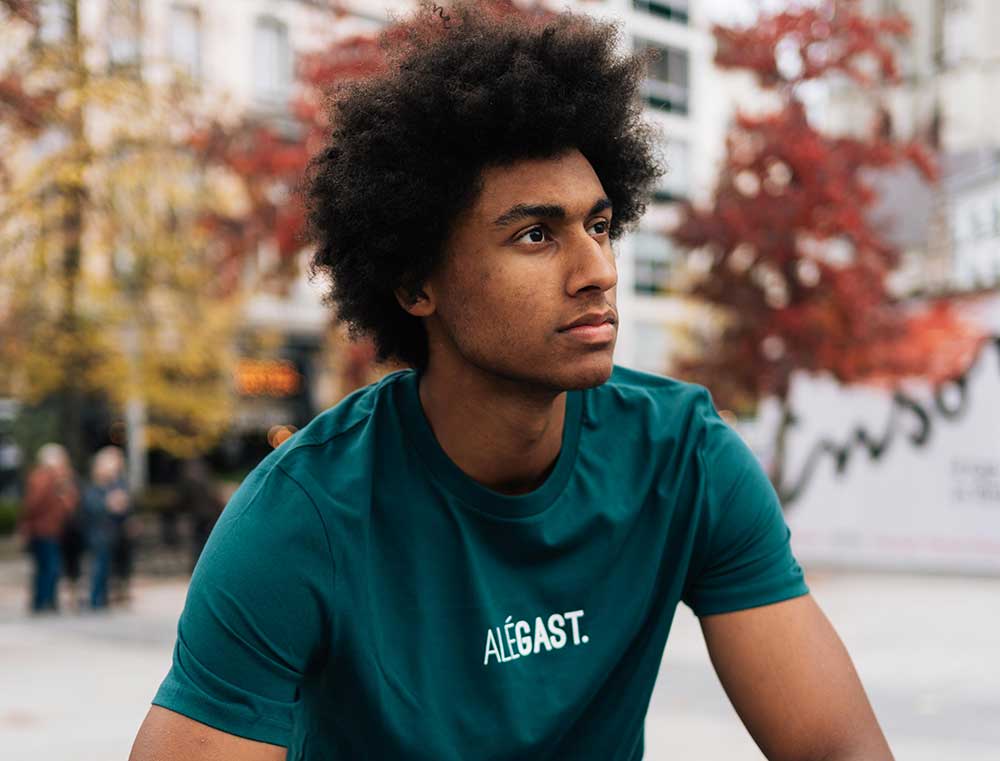 Man met een groene T-shirt met opdruk ALEGAST.