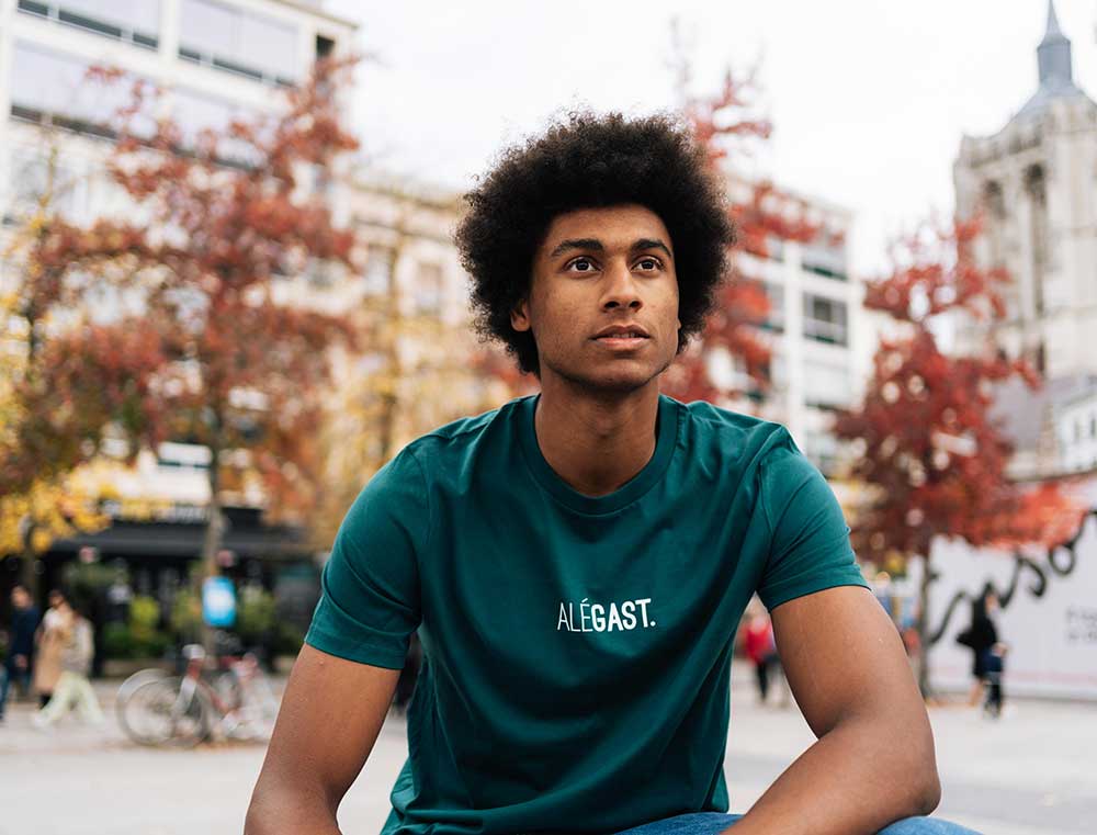 Man met een groene T-shirt met opdruk ALEGAST.