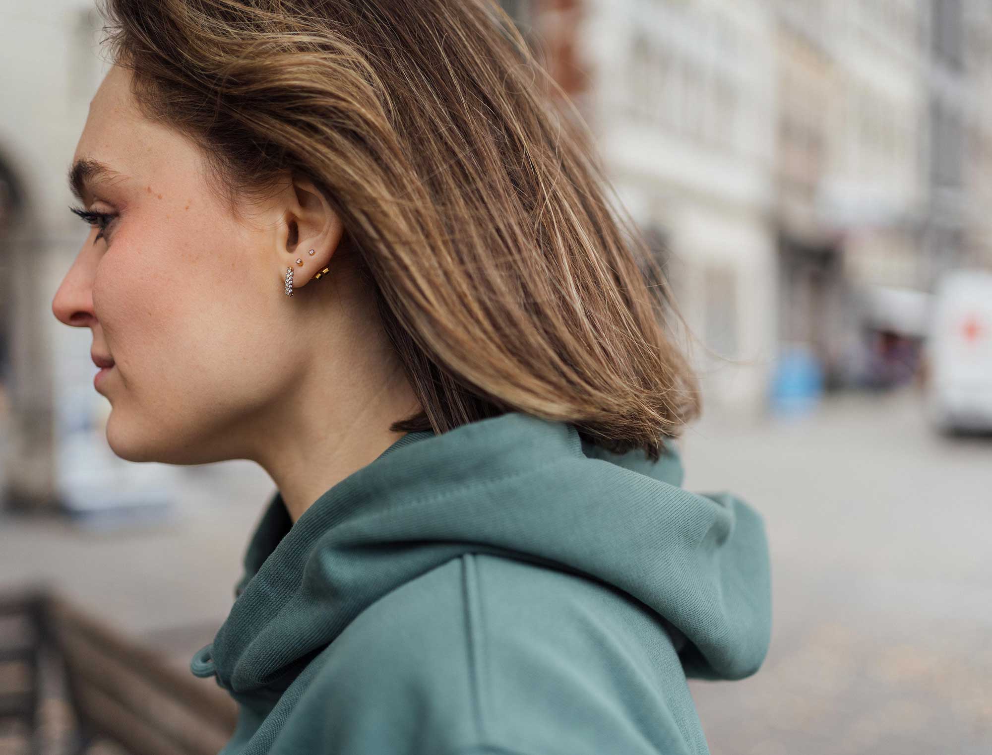 Zijkant van vrouw met groene hoodie
