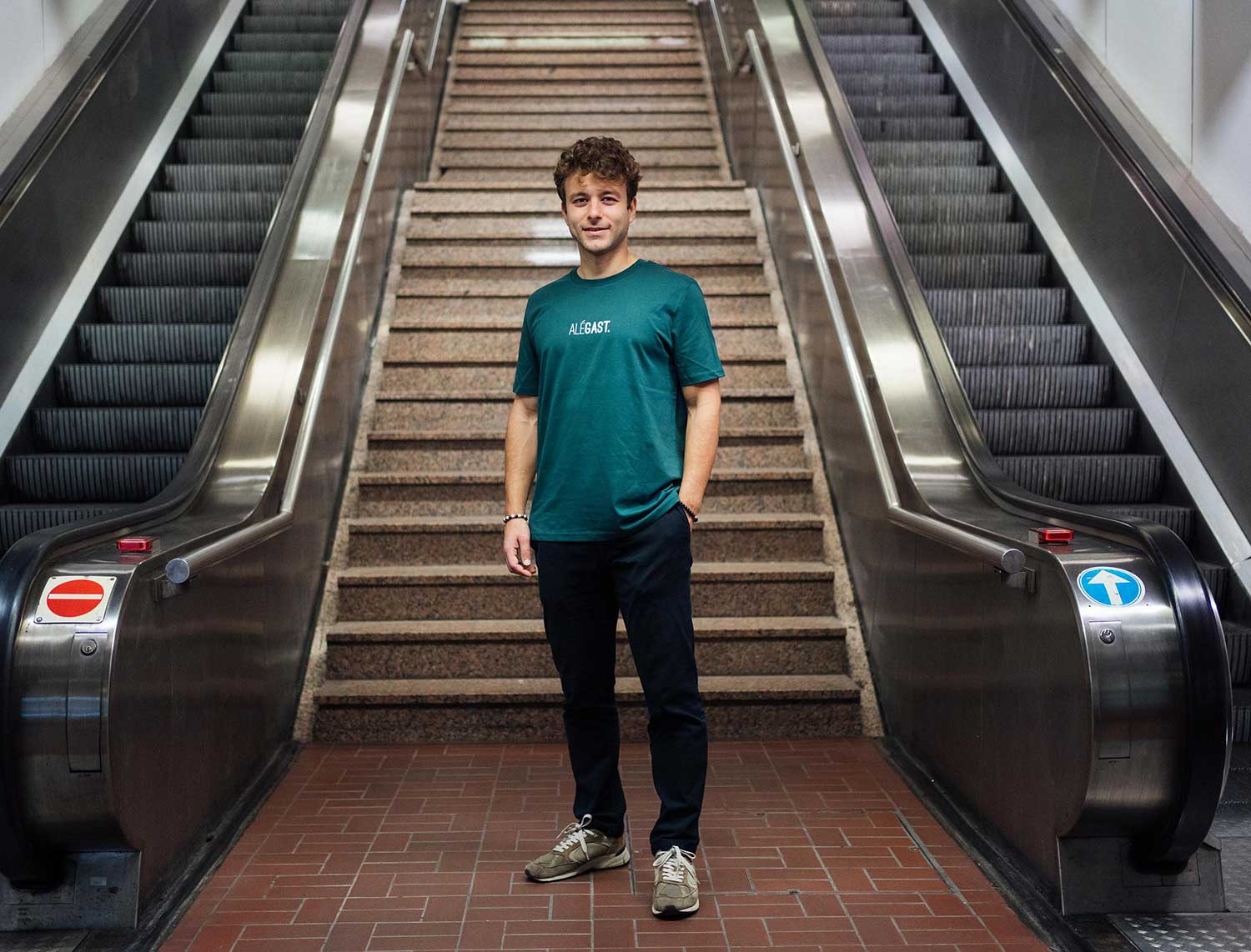 Man met een groene T-shirt met opdruk ALEGAST.
