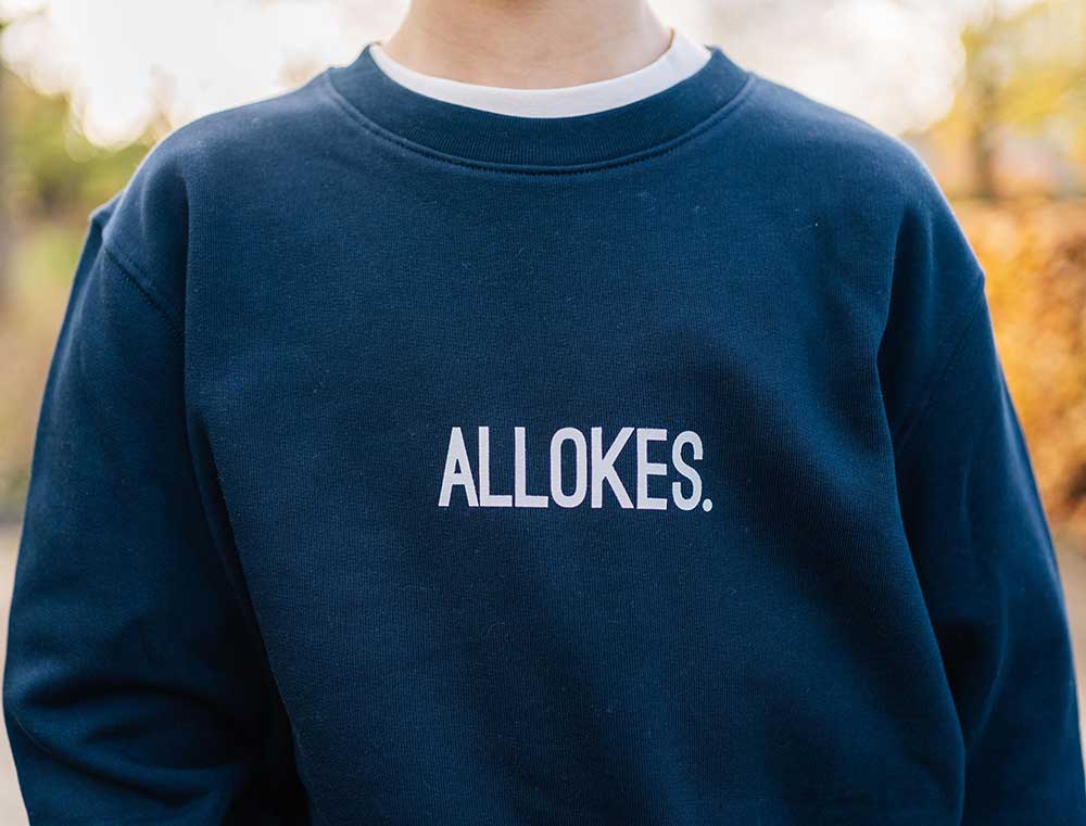 Donkerblauwe sweater met opdruk ALLOKES. voor kinderen