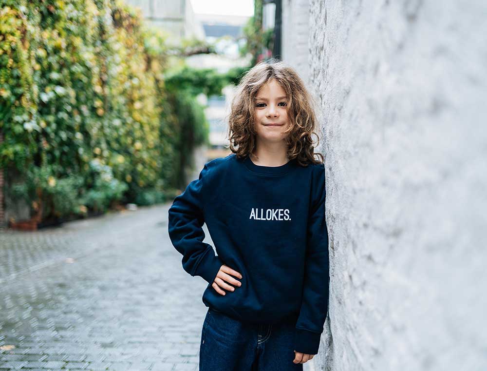 Jongen met een donkerblauwe sweater met opdruk ALLOKES. voor kinderen