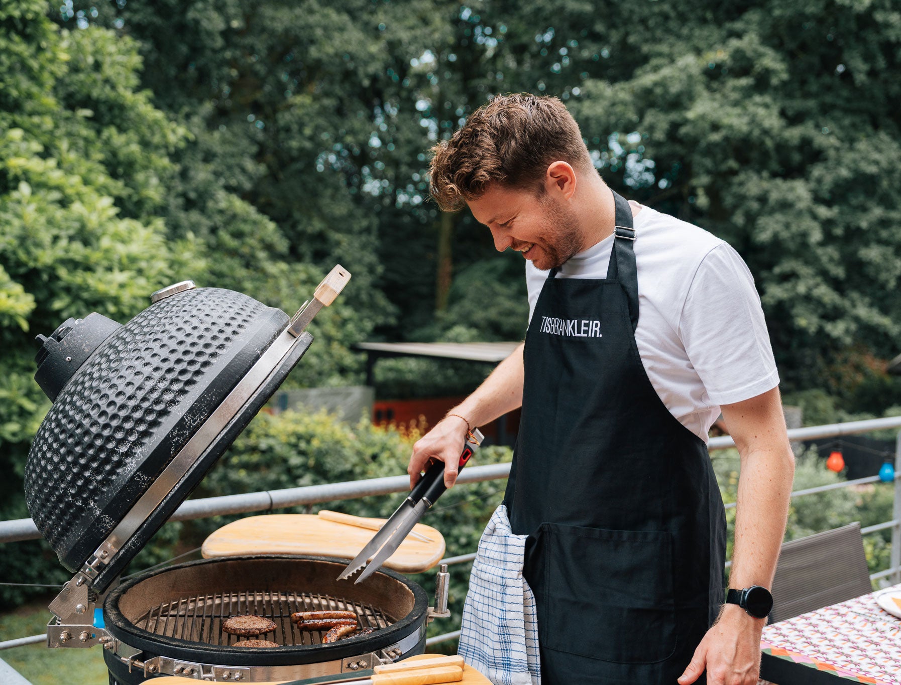 BBQ-schort • Keukenschort • TISBEKANKLEIR. • Zwart