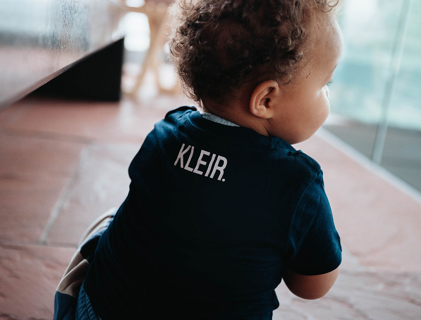 Close-up van een blauwe T-shirt voor baby's.