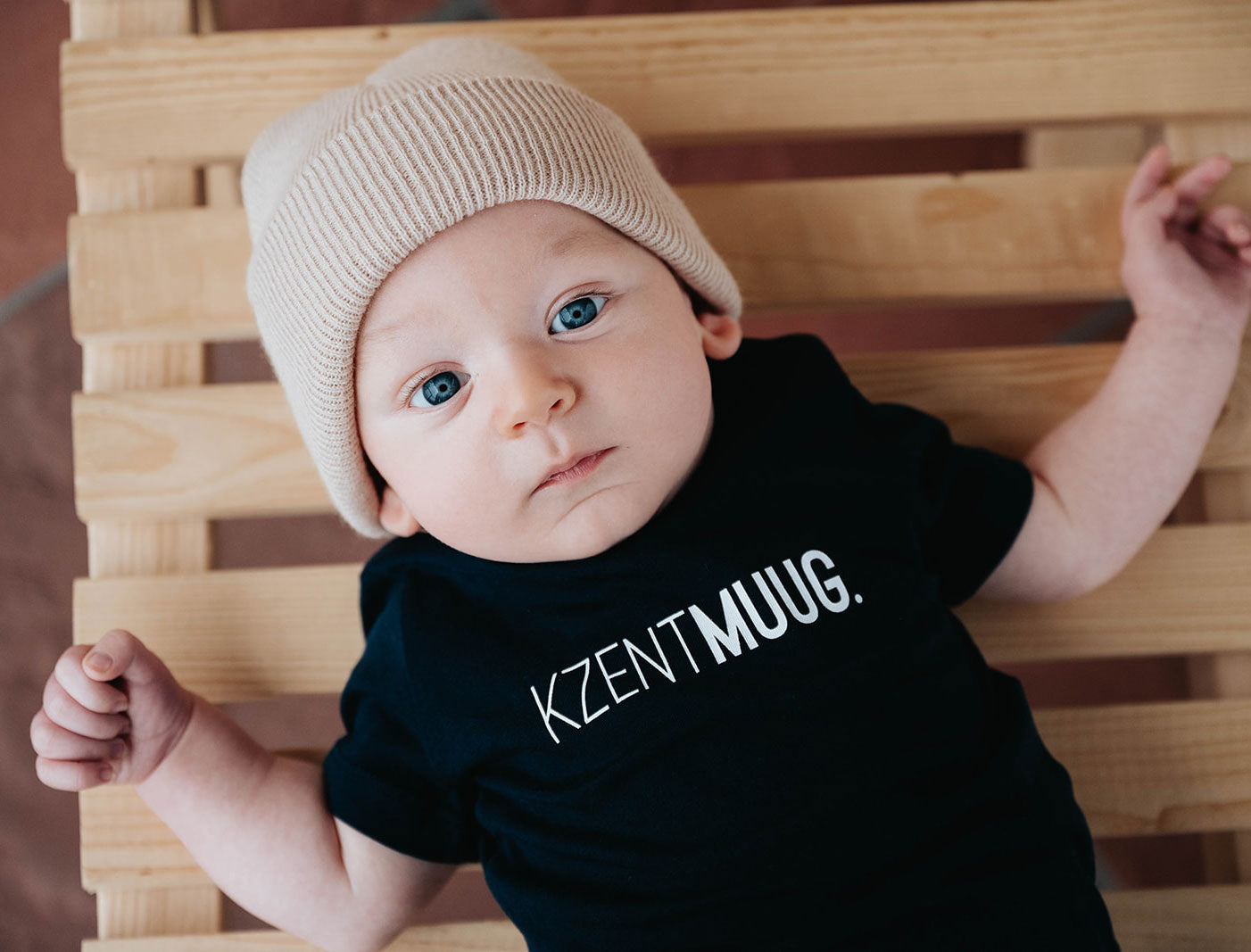 Baby met blauwe T-shirt voor baby's met opdruk KZENTMUUG.