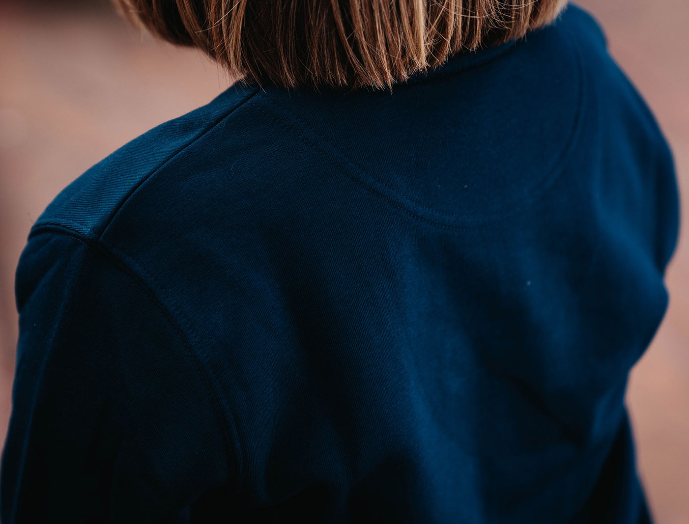 Close-up van een blauwe trui.