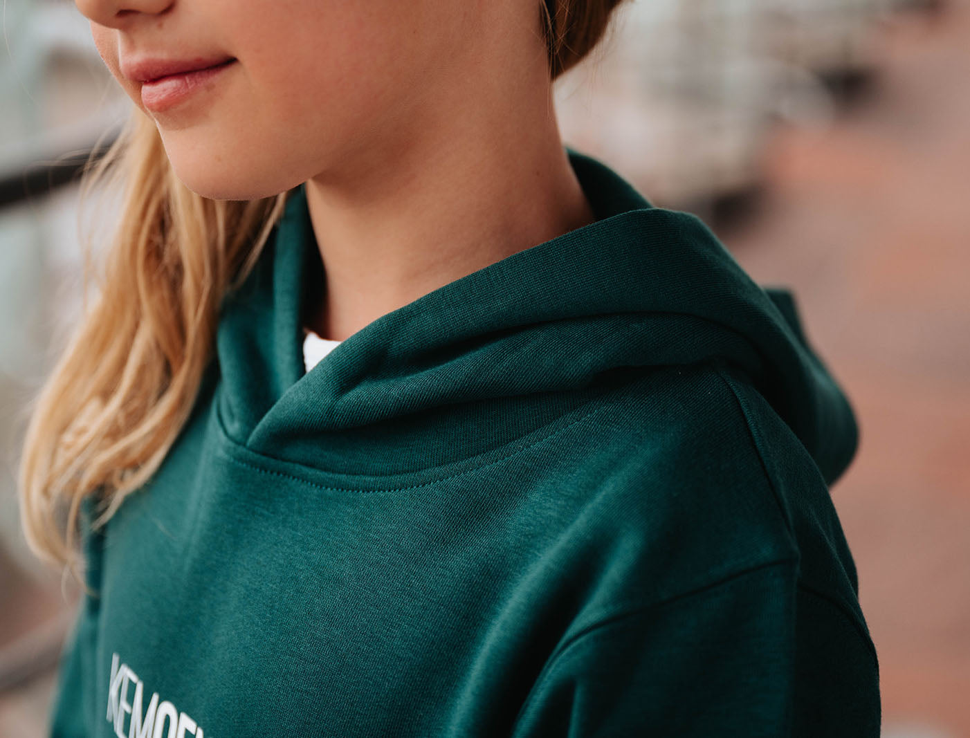 Close-up van een groene hoodie.