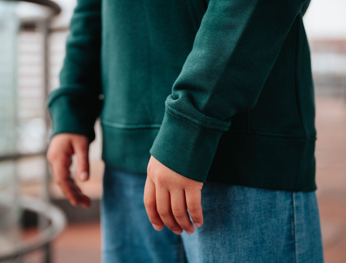 Close-up van de mouw van een groene hoodie.