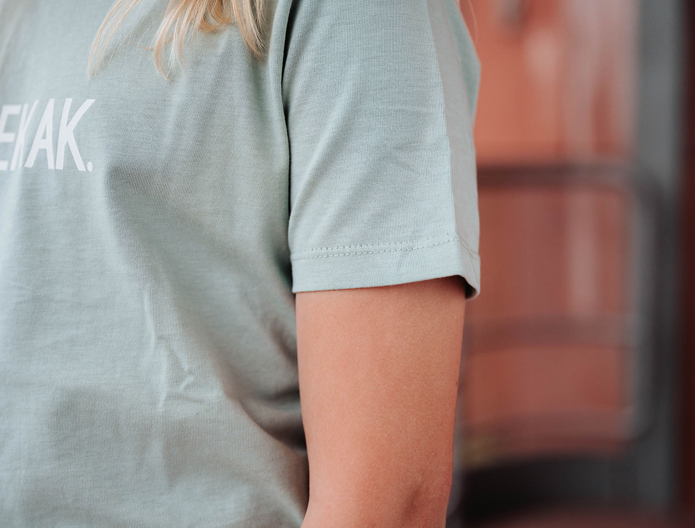 Close-up van de mouw van een kinder T-shirt.