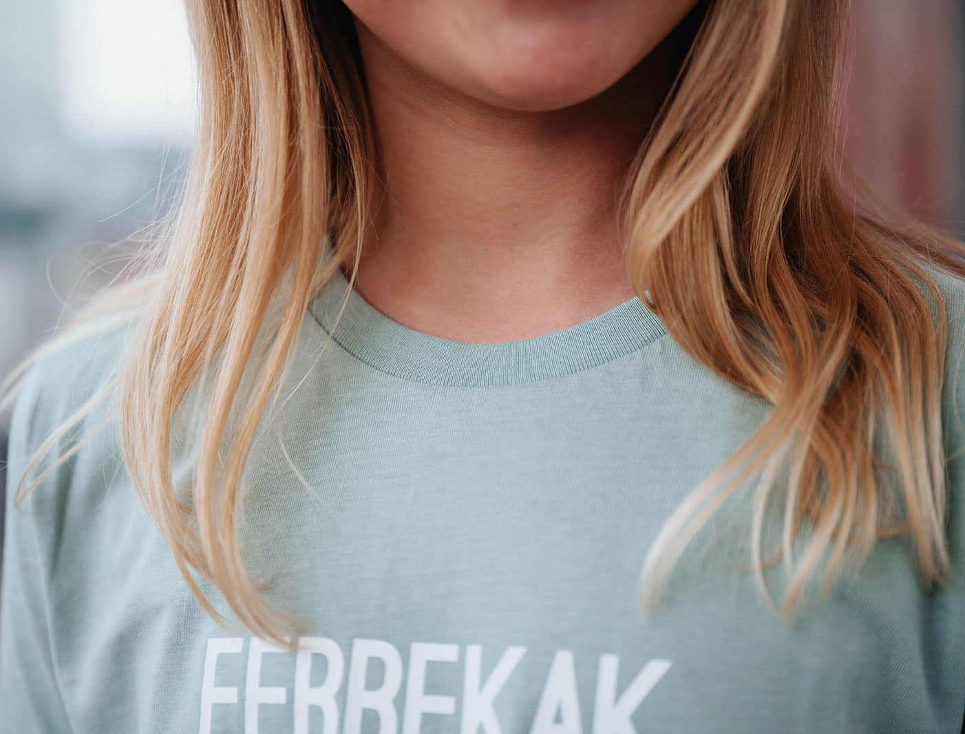 Meisje met een T-shirt met opdruk FEBBEKAK.