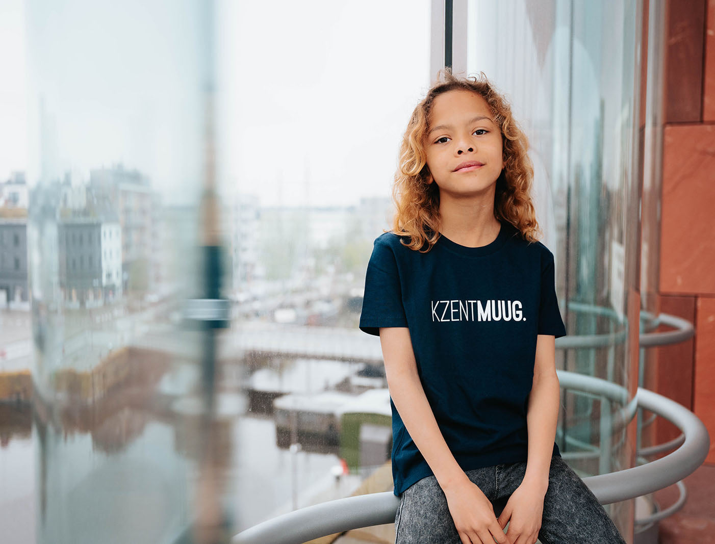 Meisje met t-shirt voor kinderen met opdruk KZENTMUUG.