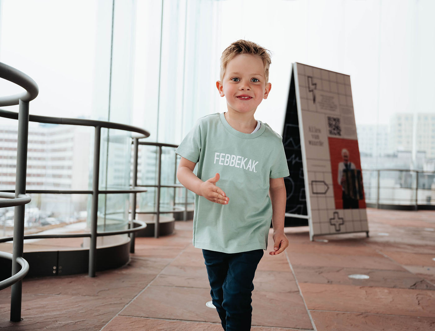 Jongen met een T-shirt met opdruk FEBBEKAK.