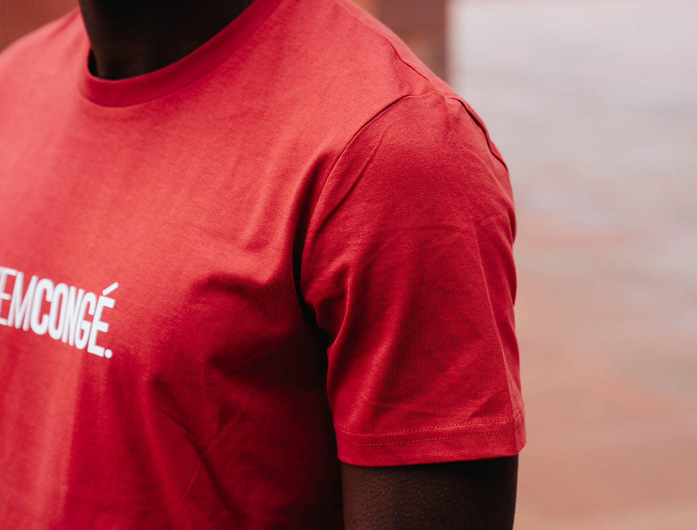 Close-up van een rode T-shirt.