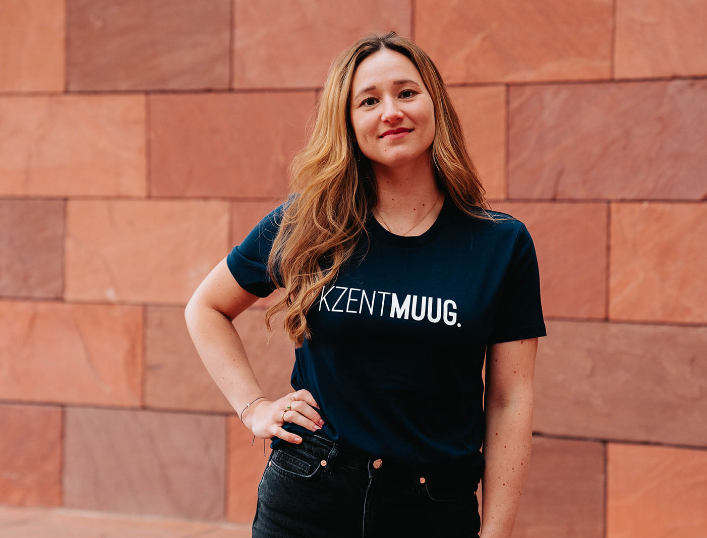 Vrouw met Blauwe T-shirt met opdruk KZENTMUUG.