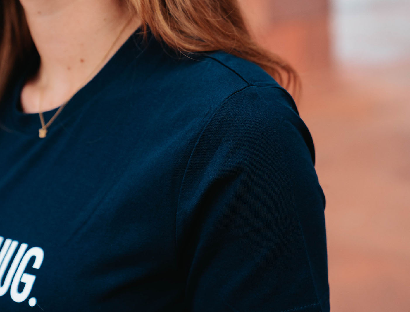 Close-up van een blauwe T-shirt.