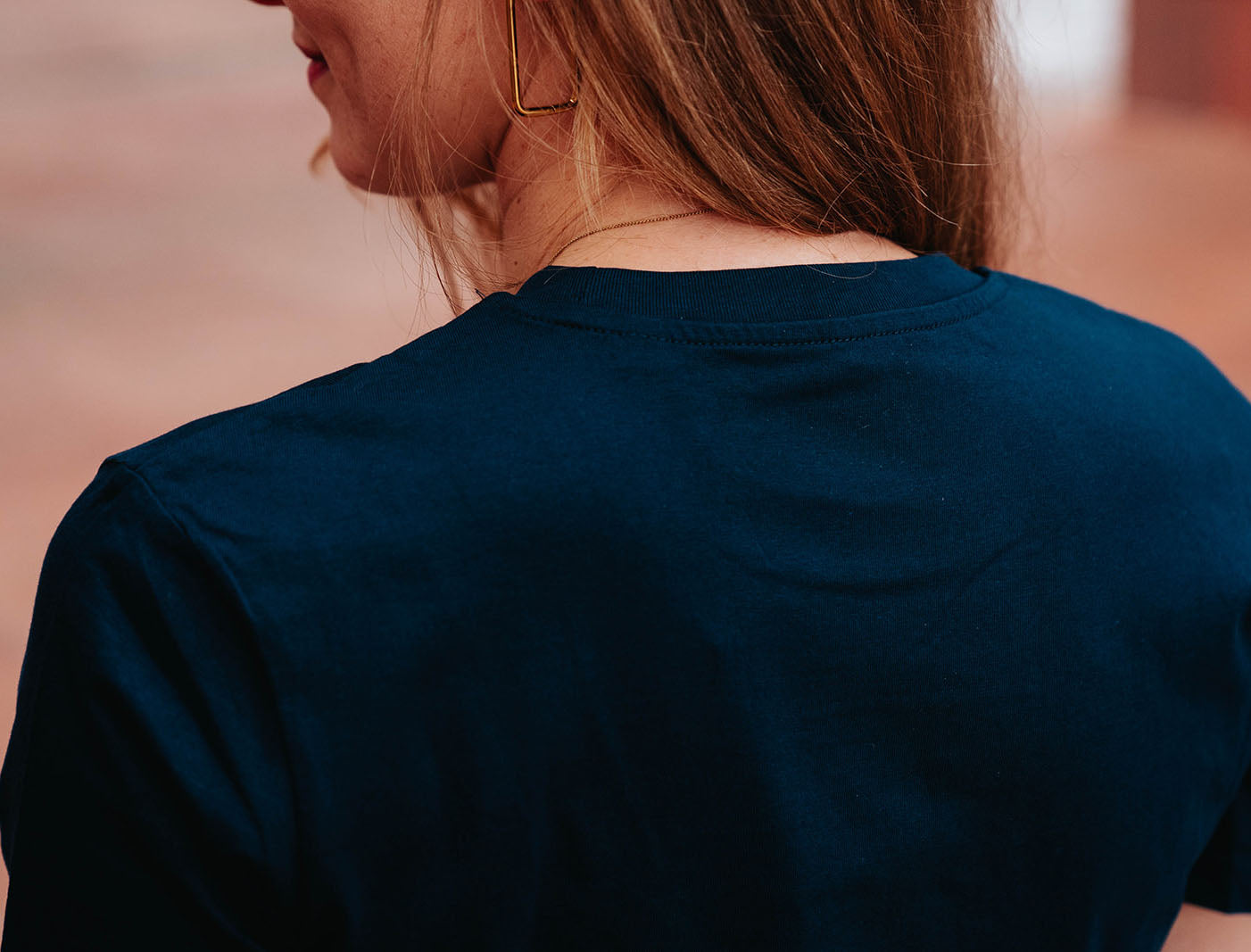 Close-up van blauwe T-shirt.