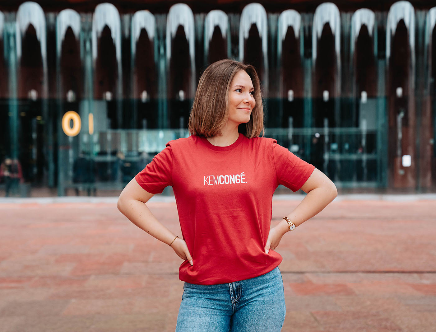 Vrouw met een rode T-shirt met opdruk KEMCONGE.