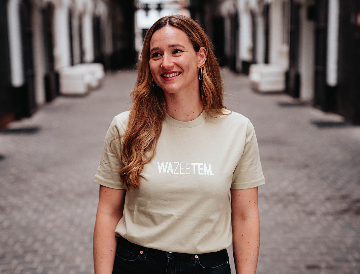 Vrouw met T-shirt met opdruk WAZEETEM.
