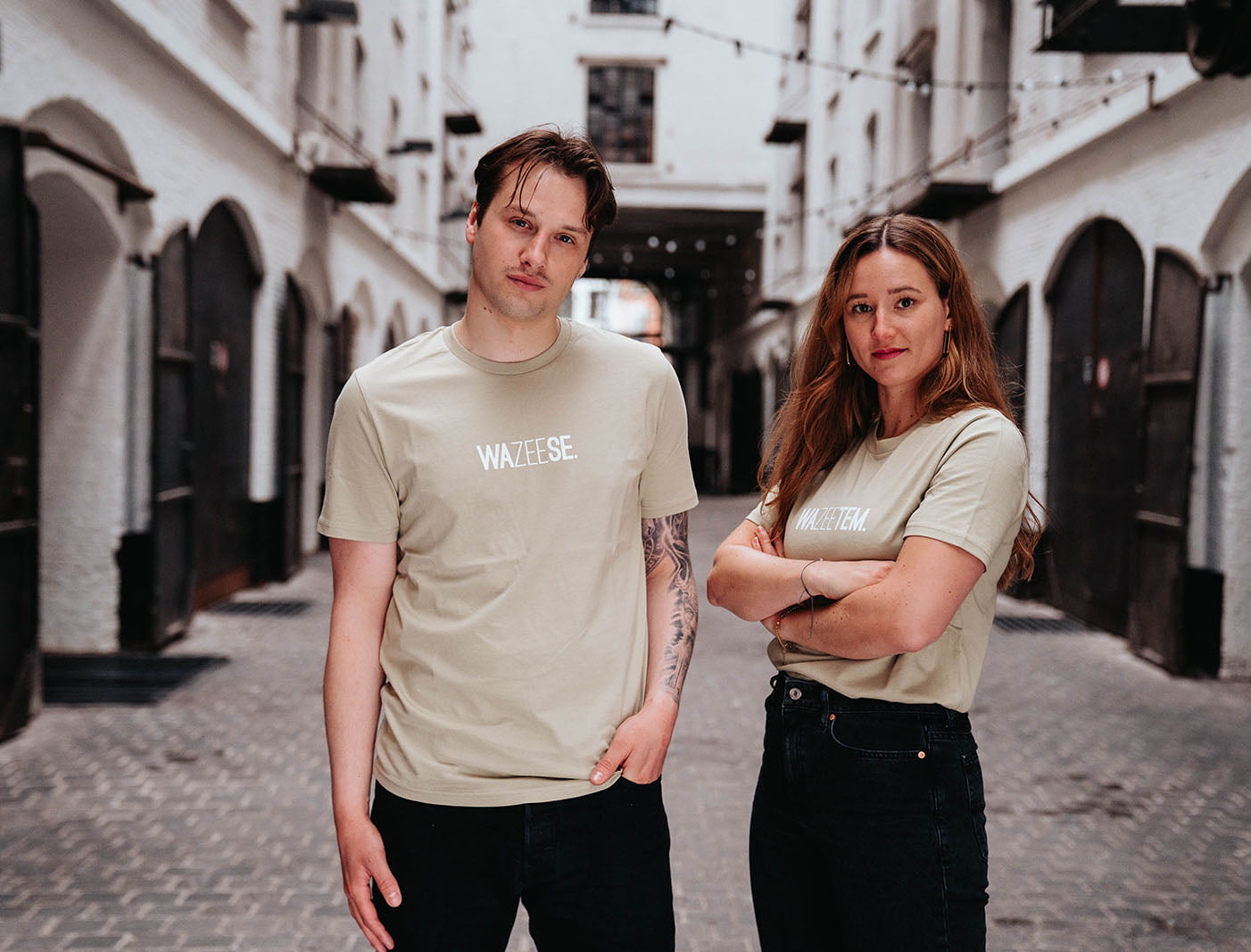 Man en vrouw met T-shirt met opdruk WAZEESE.