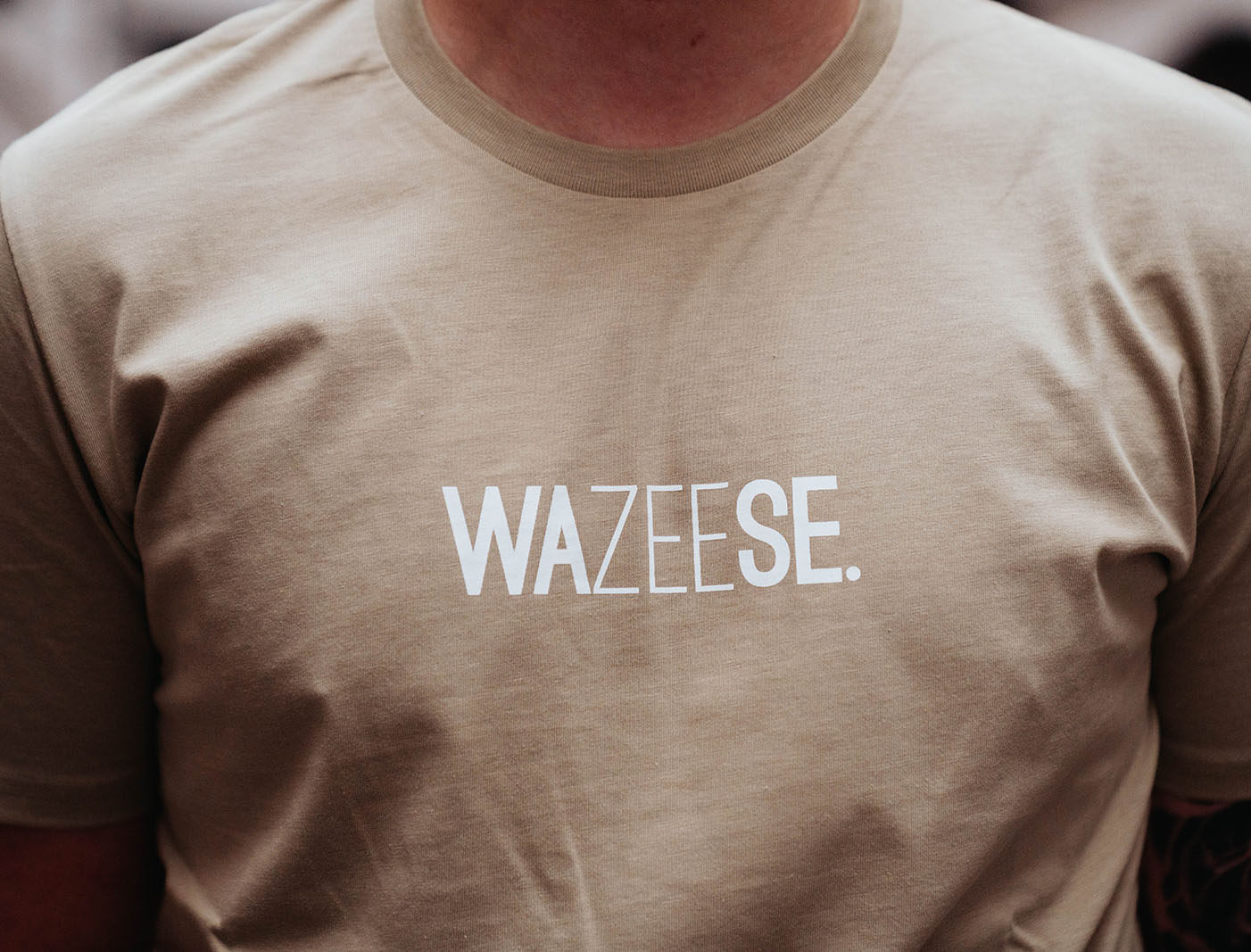 T-shirt met opdruk WAZEESE.