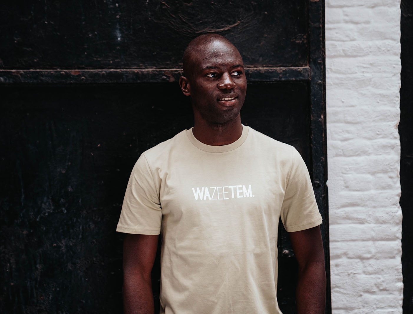 Man met T-shirt met opdruk WAZEETEM.